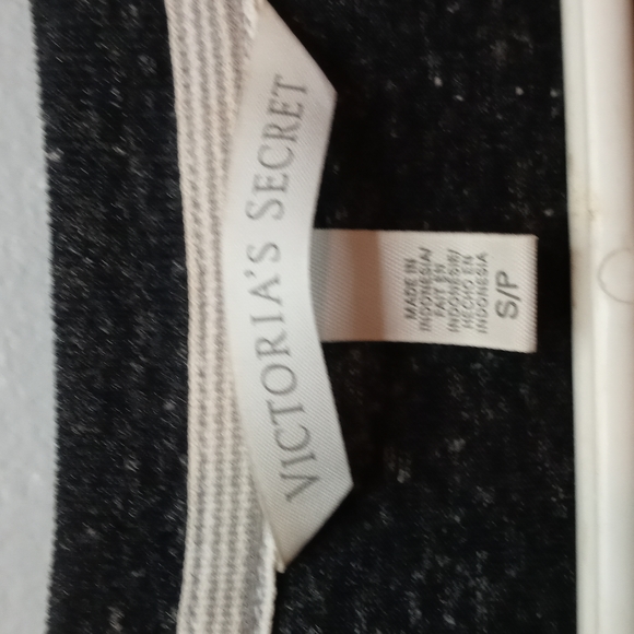 Ladie's Victoria's Secret henley style top - Picture 2 of 6